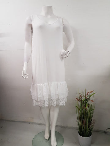 flot hvid strop kjole fra damernes-magasin.online.