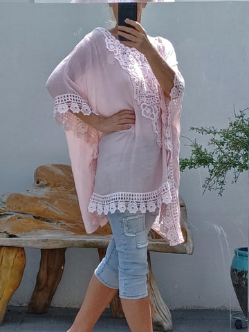 flot  lyserød blonde poncho fra little italy.