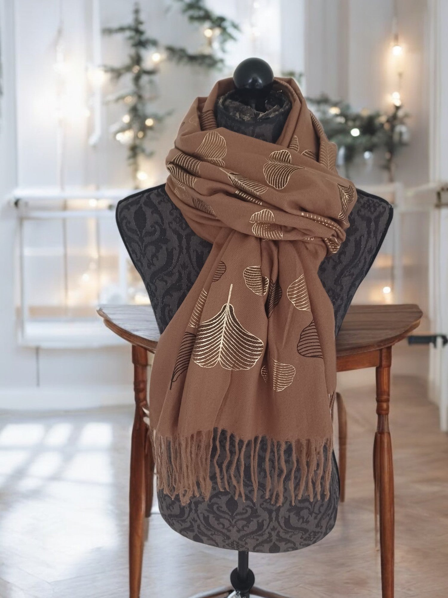 flotte viscose tørklæder i camel & lys sand fra damernes-magasin.online.