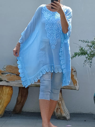 flot lyseblå blonde poncho fra little italy.