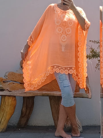 flot orange blonde poncho fra little italy.