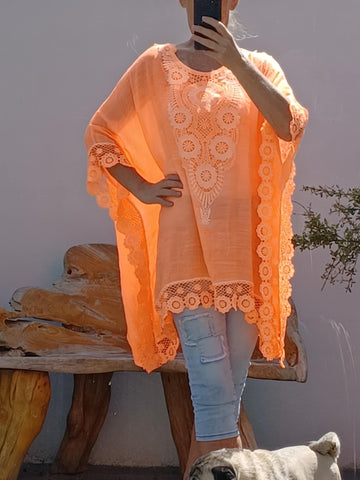 flot orange blonde poncho fra little italy.