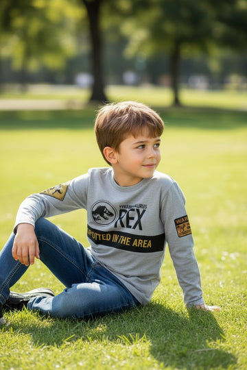 flot lysegrå basic bluse fra jurassic world.