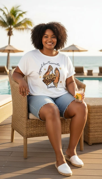 sød hvid t-shirt med flot print.