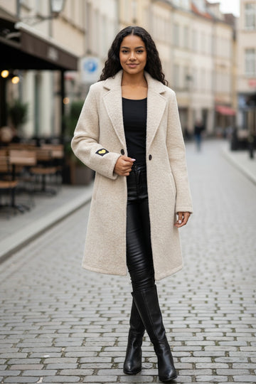 flot beige plys frakke fra damernes-magasin.online.