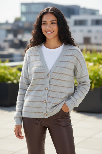 mega lækker cardigan fra damernes-magasin.online.