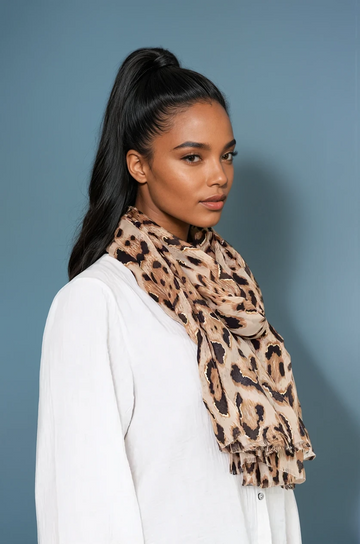 lækkert camel farvet leopard tørklæde fra damernes-magasin.online.