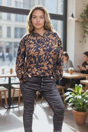 flotte brune coatet jeans fra karostar.